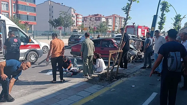 Kontrolden Çıkan Otomobil Orta Refüje Çarptı: 4 Yaralı