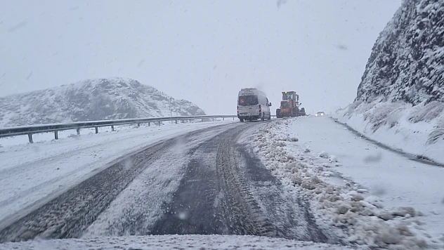Kubbe Dağı'nda Araçlar Yüksek Kesimlerde Zorlandı, Yol Açma Çalışmaları Devam Ediyor