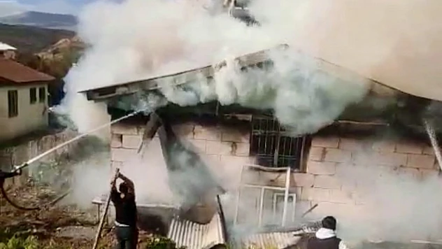 Kullanılmayan Ev Yangını Mahalleliyi Sokağa Döküldü