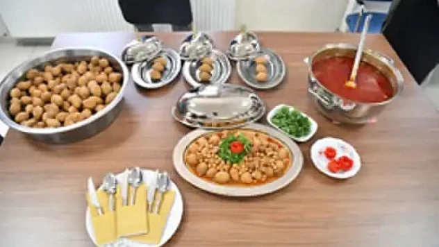 Maharetli Eller En Güzel Yemeği Yapmak İçin Yarıştı