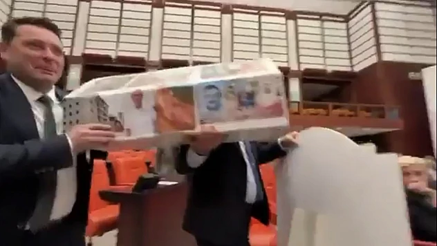 Maket Tabut Girişimi Meclis'i Karıştırdı, Emekli Düzenlemesi Yasalaştı