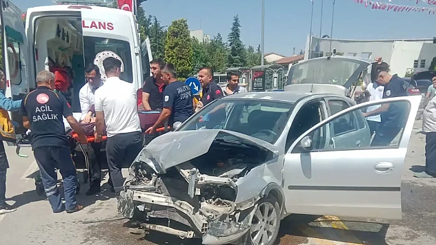 Malatya'da 2 Otomobil Çarpıştı: 4 Yaralı