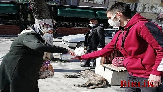 Malatya'da Gençler Maske Dağıtıyor