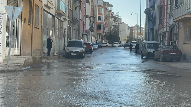 Malatya'da İçme Suyu Hattı Patladı, Sokaklar Sular Altında Kaldı