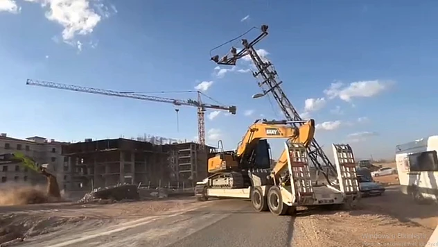 Malatya'da İş Makinesi Yüklü Tır Elektrik Direğine Çarptı
