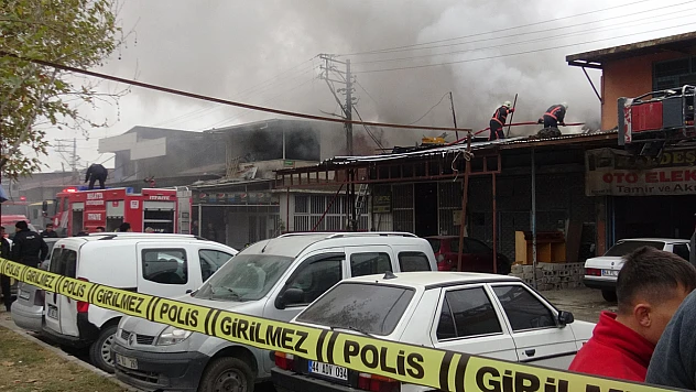 Malatya'da kaporta dükkânının çatısında yangın paniği