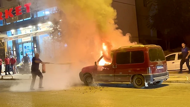 Malatya'da Yangın Paniği: Park Halindeki Araç Küle Döndü