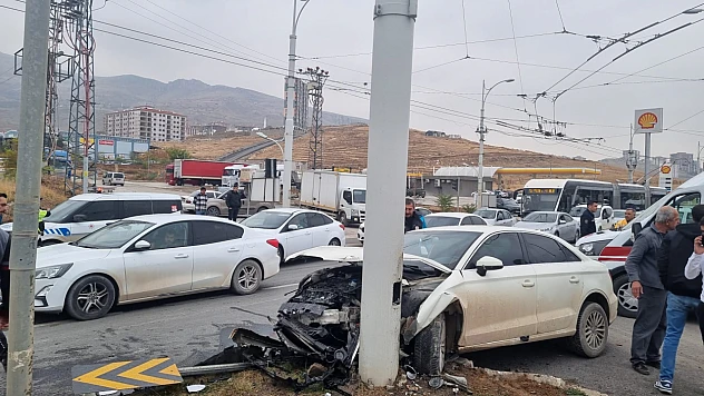 Malatya-Elazığ Yolu'nda Kavşak Kazası: Sürücüler Hastaneye Kaldırıldı