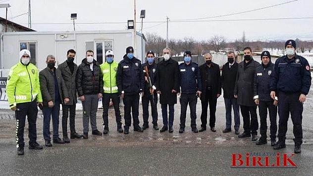 Malatya ve Van'da Denetim Yapan Polislere Tatlı İkramı