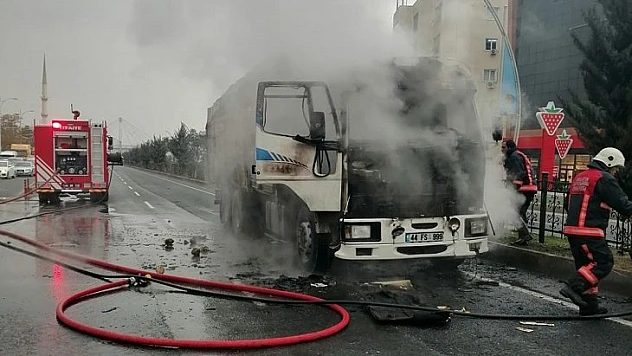 Malatya'da Şeker Pancarı Yüklü Kamyon Yandı