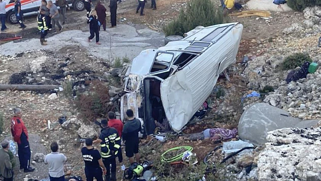 Mersin'de işçi servisi devrildi: 5 ölü 14 yaralı
