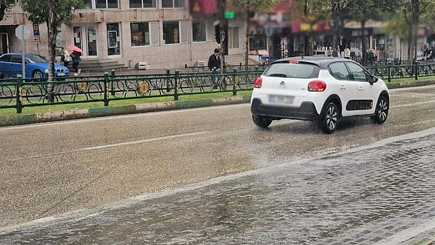 Meteoroloji'den kuvvetli yağış uyarısı: Bazı bölgelerde sağanak ve fırtına bekleniyor