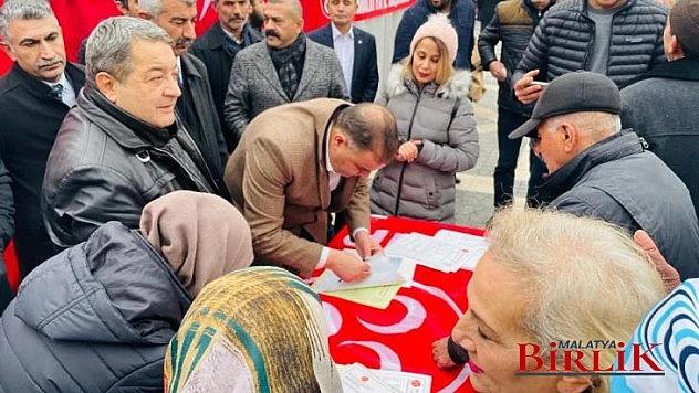 MHP Malatya İl Başkanlığı'nın Yeni Üye Kayıt Standına Vatandaşlardan Yoğun İlgi