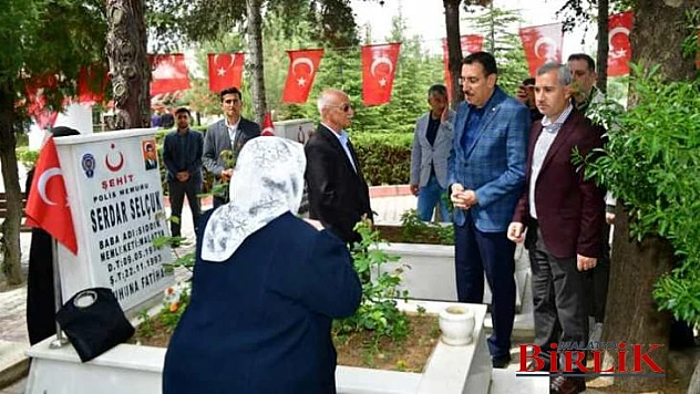 Milletvekili Tüfenkci İle Belediye Başkanı Çınar, Şehitliği Ziyaret Etti