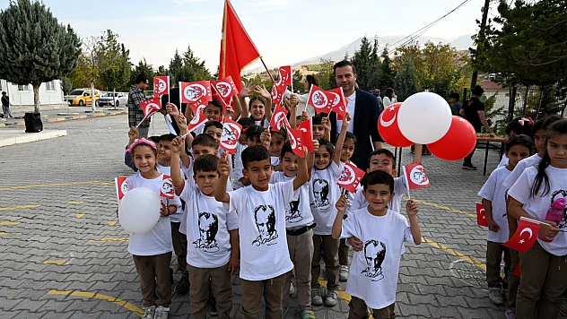 Minik Yüreklerden Cumhuriyet'e Anlamlı Kutlama