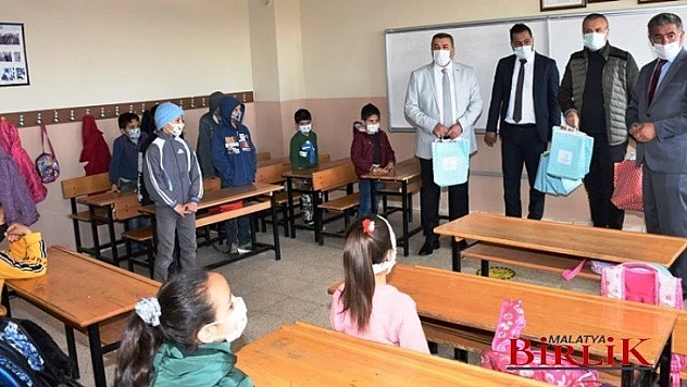 Öğrencilere Kırtasiye ve Spor Malzemesi Yardımı