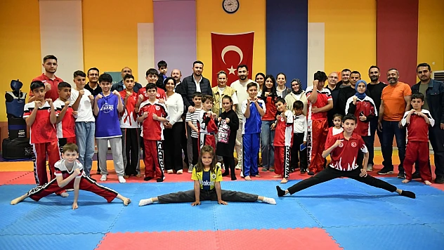 Olimpiyat İkincisi Milli Boksör Hatice Akbaş, Yeşilyurt Belediyesi Kick-Boks Sporcularıyla Buluştu