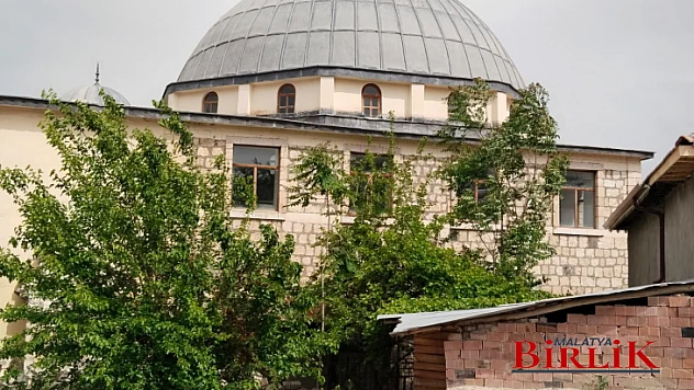 Ölmeztoprak,  Depremde Hasar Alan Tarihi Cami Ayağa Kaldırılıyor