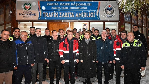 Ölmeztoprak,  yeni yılın ilk saatlerinde  kamu personeline yönelik bir dizi ziyaret gerçekleştirdi.