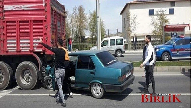 Özsan San. Sitesi Mevkinde Otomobil Tırın Altına Girdi