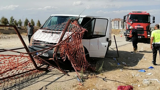 Panelvan Minibüs Yol Kenarındaki Demirlere Çarptı: Sürücü Ağır Yaralı