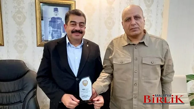 Pütürgebeyleri ve Malatyabeyleri Derneğinden Hakkı Pekel'e Plaket