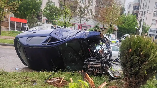 Refüje Çarpan Otomobil Hurdaya Döndü: 2 Yaralı