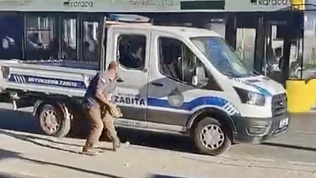 Rus Pazarı Yakınlarında Olay: Kaldırım Taşıyla Zabıta Aracını Parçaladı