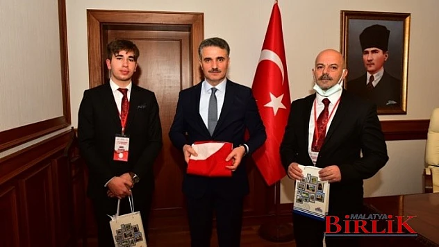 Şanlı Bayrağımızı Valimiz Baruş, Tarafından Teslim Alındı