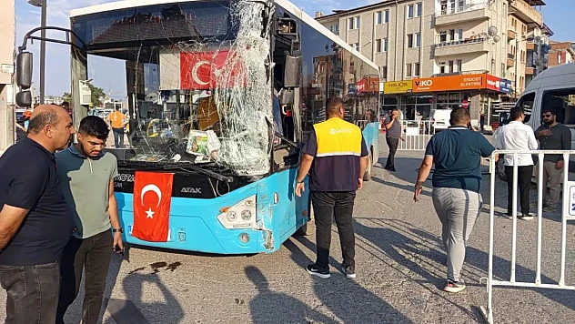 Şehir İçi Otobüs İle Yolcu Minibüsü Çarpıştı: 5 Yaralı
