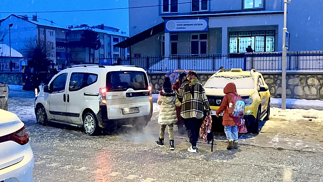 Servisler Yolda Kaldı, Öğrenciler Yürüyerek Devam Etti