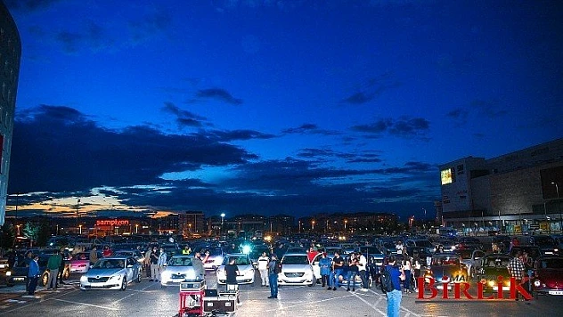 Sinemaseverler Otomobilde 7. Koğuştaki Mucize Filmini İzlediler 