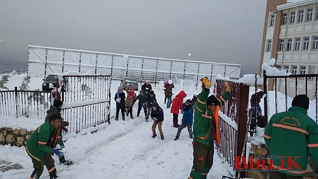 Süper Kahramanlar, Çocuklarla Kartopu Oynadı