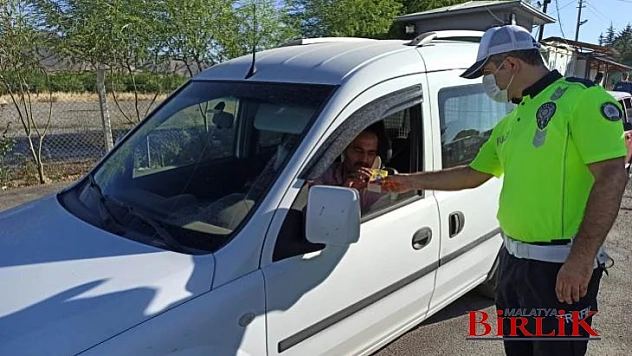 Sürücülere Çikolatalı Trafik Ansiklopedisi Dağıtıldı