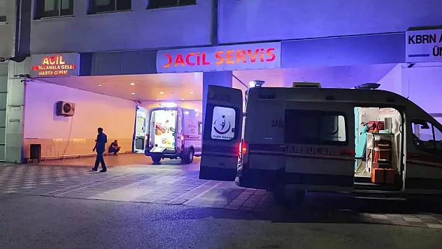 Tecde Mahallesi'nde Akşam Saatlerinde Kaza: 3 Kişi Yaralandı