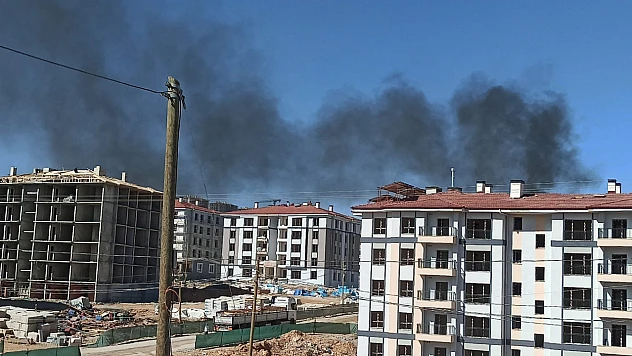 TOKİ Şantiyesinde Atıklar Yakıldı, Malatya Semalarını Kara Duman Kapladı