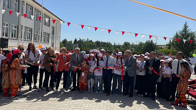 Tübitak 4006 Bilim Fuarı ve  Resim Sergisi Yeşilyaka Ortaokulunda Yapıldı