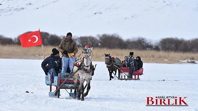 Turistler Buz Tutan Çıldır Gölü'nde Atlı Kızak Keyfi Yaşıyor
