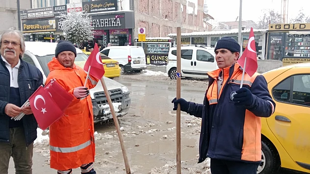 Türk Hareketi Malatya İl Teşkilatı'ndan Bayrak Dağıtımı