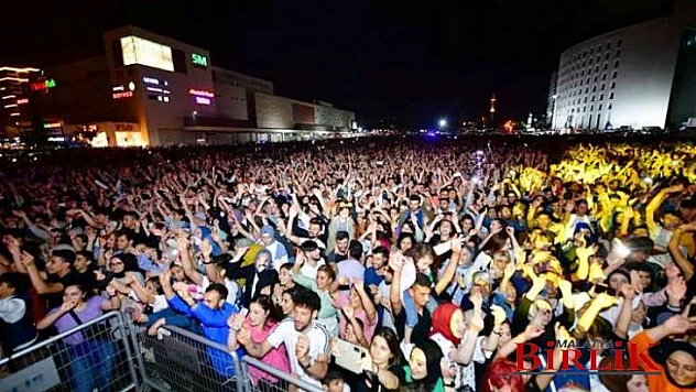 Ünlü Sanatçı Mustafa Ceceli'nin Konserini Yaklaşık 40 Bin Kişi İzledi 