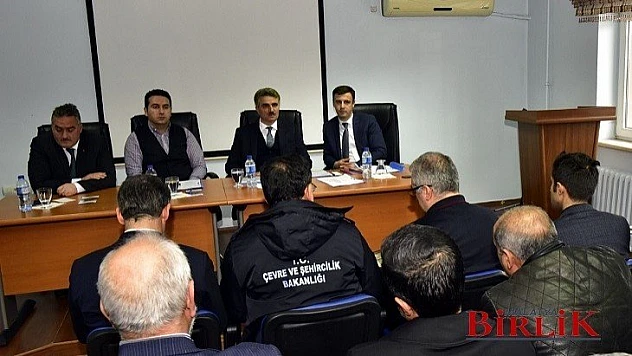 Vali Baruş Kale İlçe Muhtarlarıyla Deprem Bilgilendirme Toplantısı Düzenledi