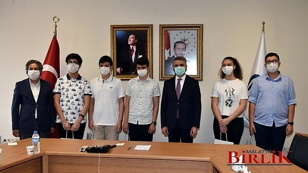 Vali Baruş LGS'den Tam Puan Alan Öğrencileri Ödüllendirdi