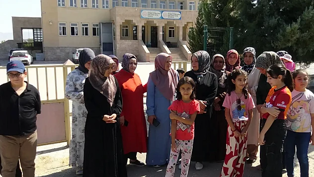 Veliler Okul Servislerinin İptal Edilmesine Tepki Gösterdi