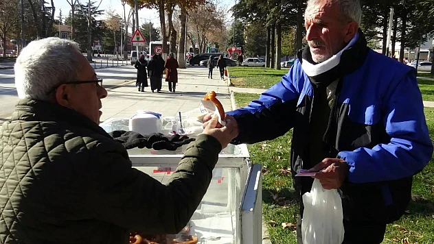 Yaklaşık Yarım Asırdır Tatlı Satarak 4 Çocuğunu Okutan Mehmet Dedenin Hayat Hikayesi