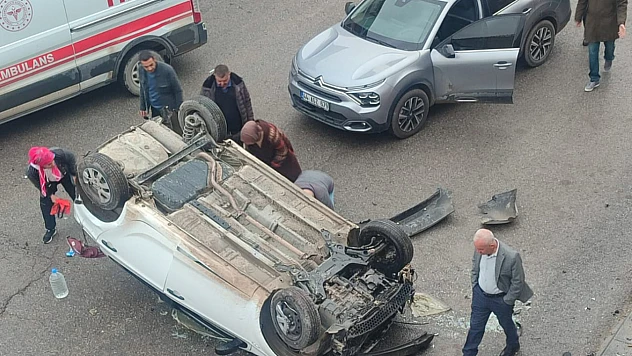 Yamaç Mahallesi'nde Otomobil Yokuş Aşağı Yuvarlandı: Okul Öğrencisi Hastaneye Kaldırıldı