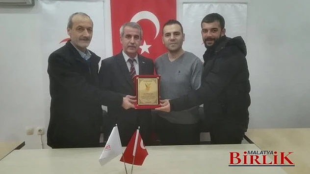 Yeşilderden Kızılay'a Anlamlı Plaket