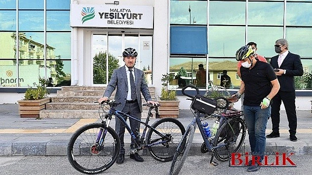 Yeşilyurt Belediye Başkanı Mehmet Çınar, Mesaisine Bisikletle Geldi
