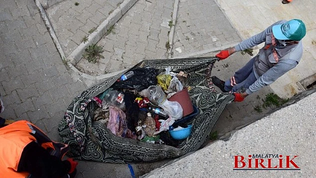 Yeşilyurt Belediye Ekipleri, Yavuz Selim Mahallesindeki Çöp Evden 1 Kamyon Çöp Çıkardı