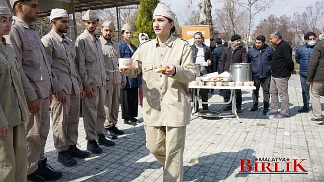 Yeşilyurt Belediyesi, Çanakkale Zaferinin 107. Yılı Anısına Hoşaf Ve Arpa Ekmek Dağıttı