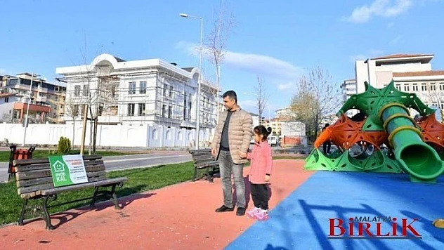 Yeşilyurt Belediyesi 'Evde Kal' Çağrısını Park Alanlarına Taşıdı